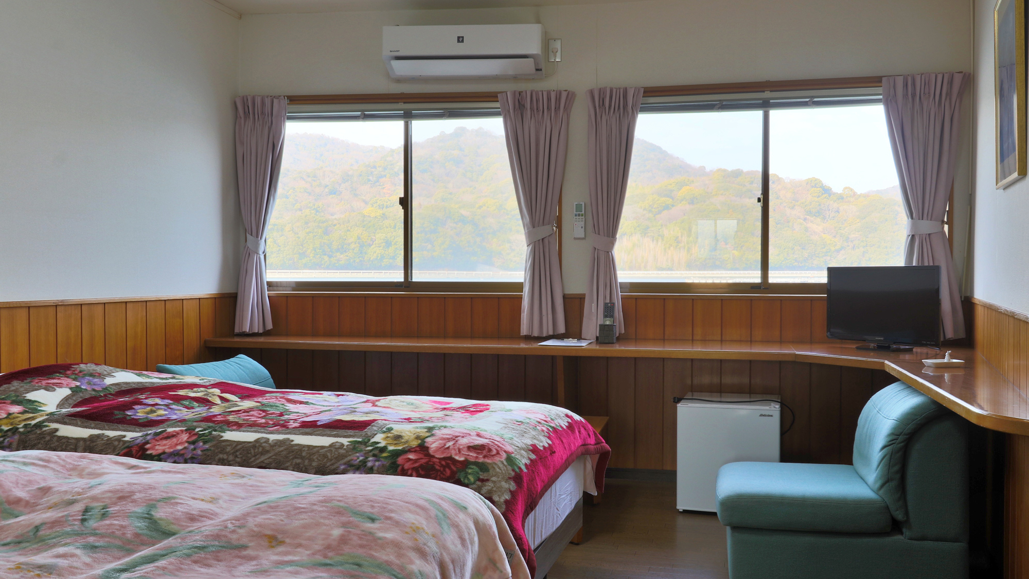 ツインルーム-Twin Room-窓から見える景色に癒されながら過ごせる客室