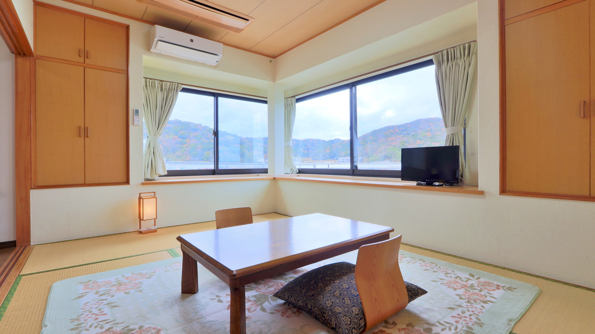 絶景部屋-View room-ベッドのすぐ横からそっと水面を眺めれる客室