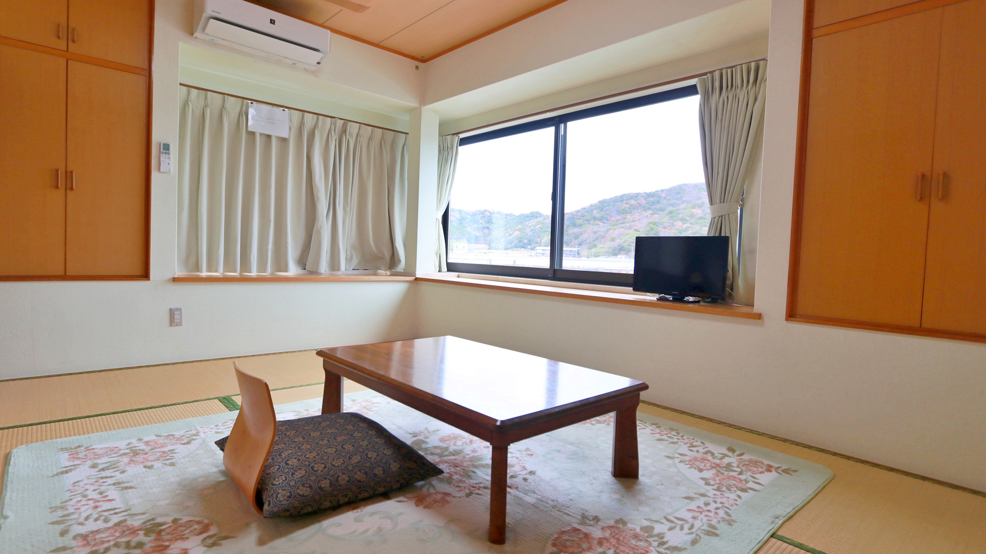 絶景部屋-View room-ベッドのすぐ横からそっと水面を眺めれる客室