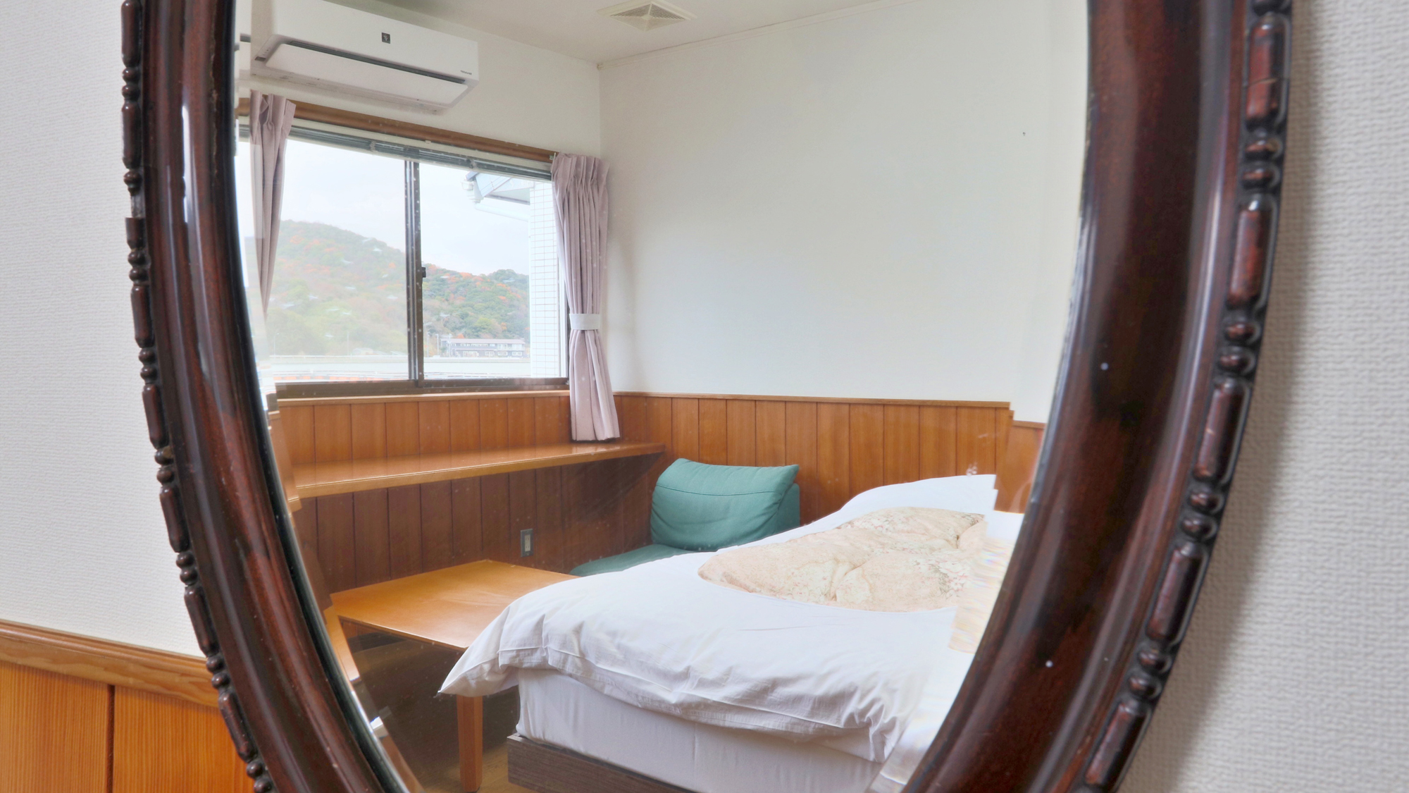 ツインルーム-Twin Room-窓から見える景色に癒されながら過ごせる客室