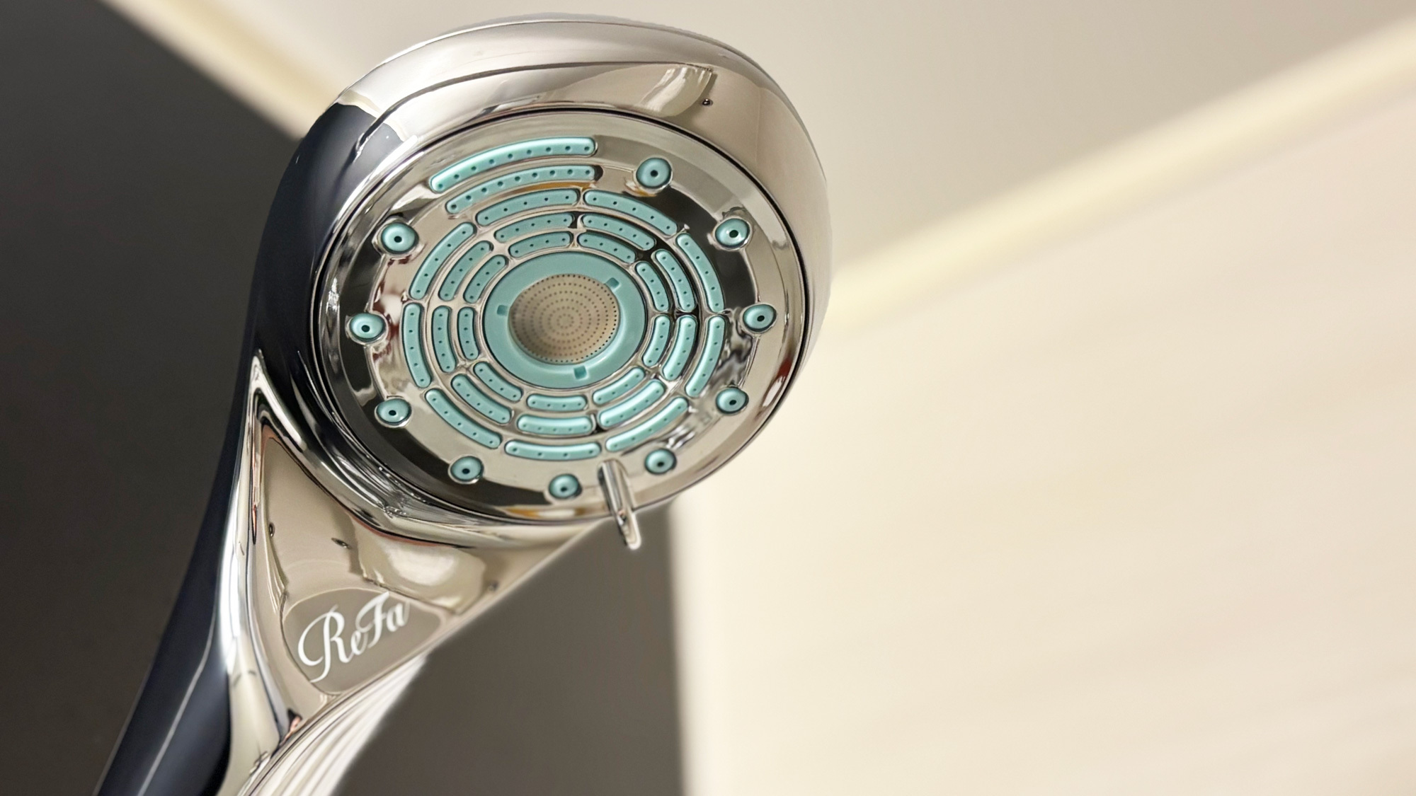 【プレミアフロア限定】きめ細やかな泡がお肌や頭皮を優しく洗い流してくれるReFaファインバブルを採用