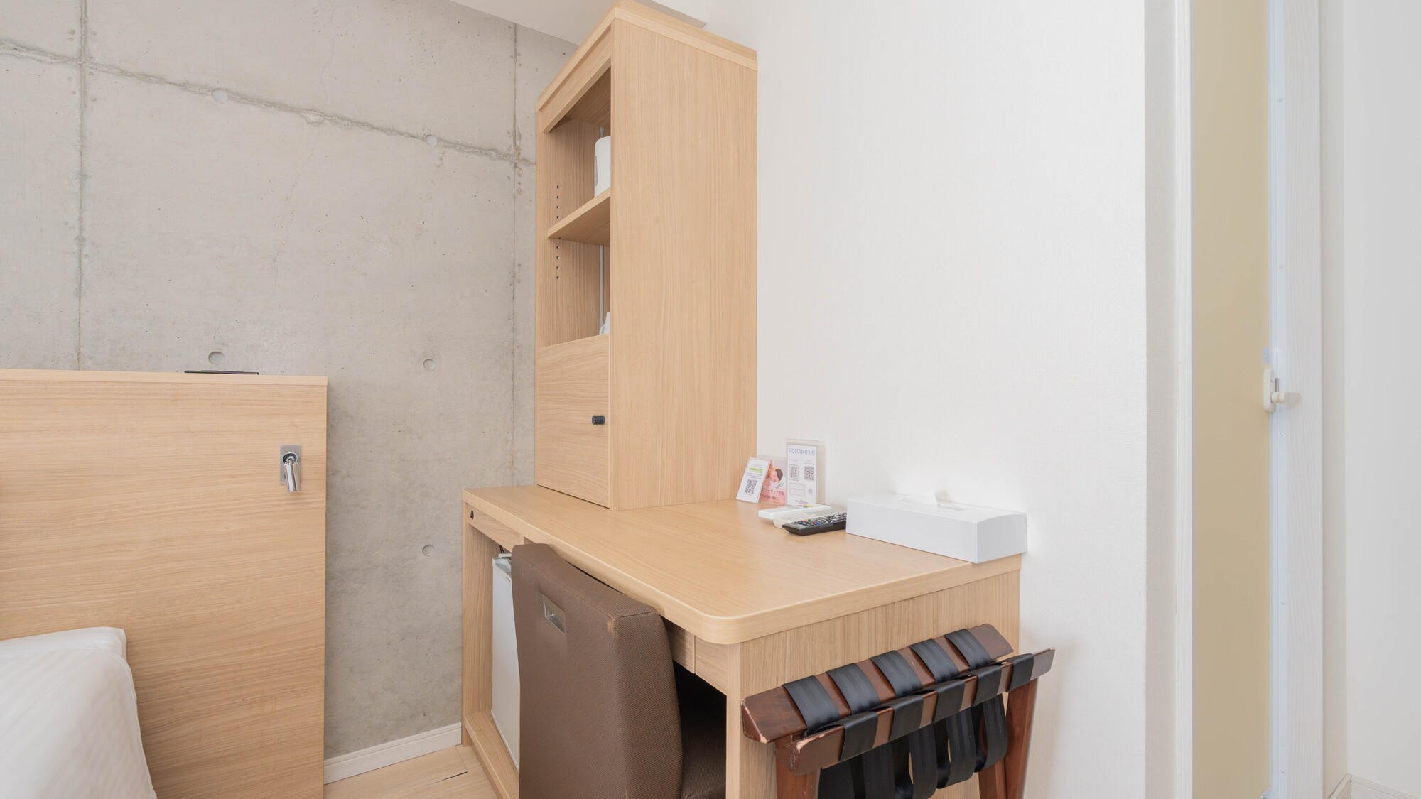 デスク周りに冷蔵庫と電気ケトルをすっきり配置