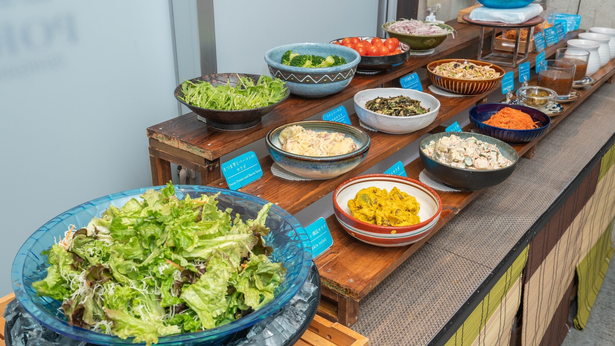 彩り豊かな島野菜のサラダビュッフェ