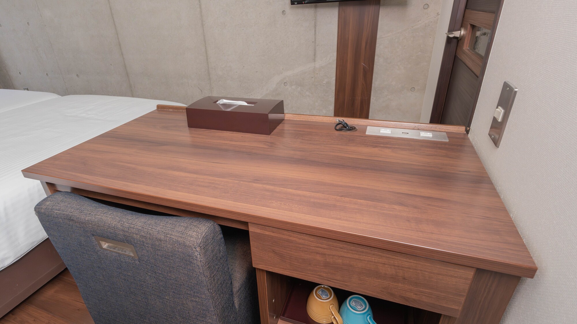 コンセント＆USBポートを備えたワークデスク