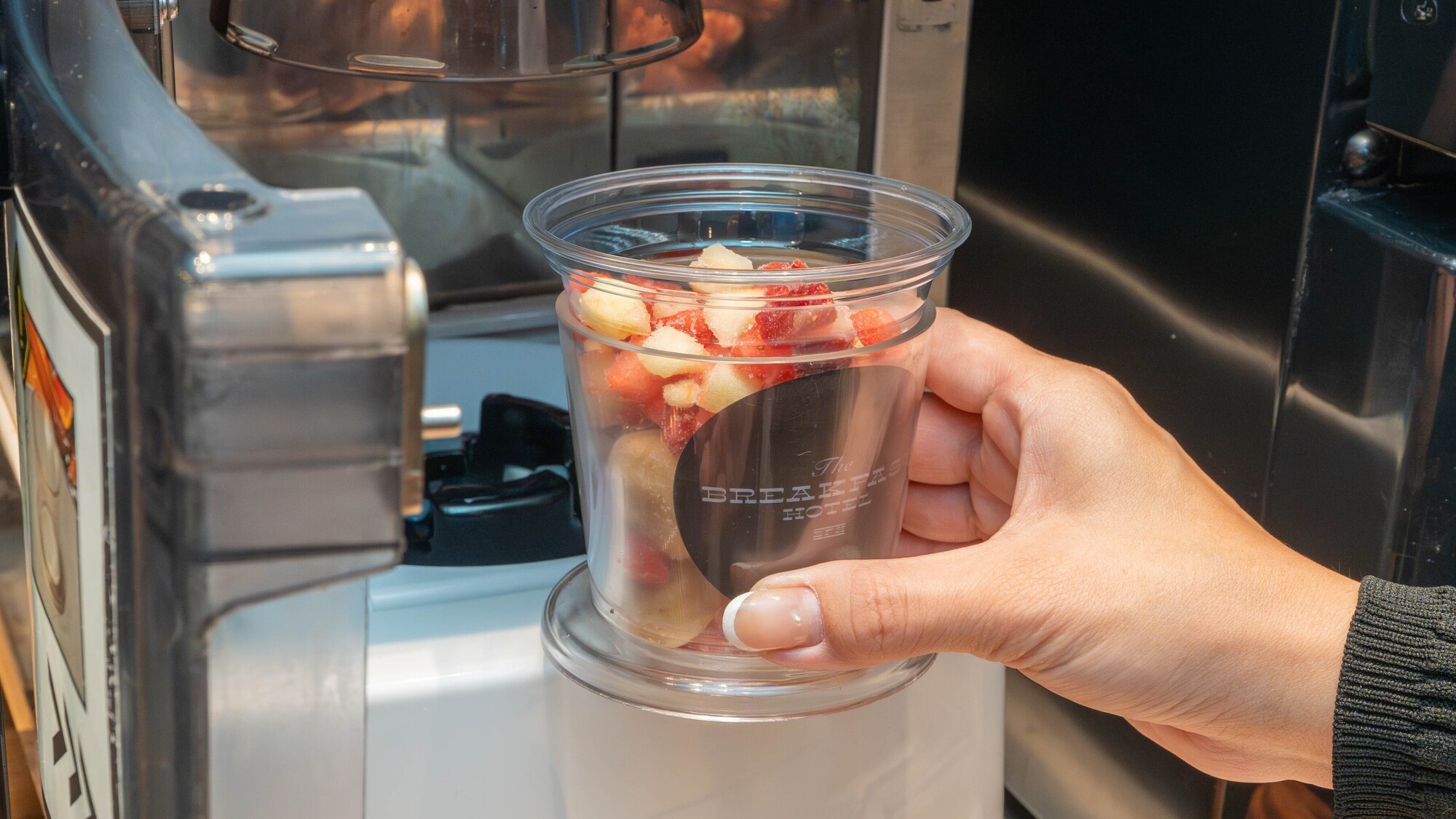 フルーツを入れたカップをセット