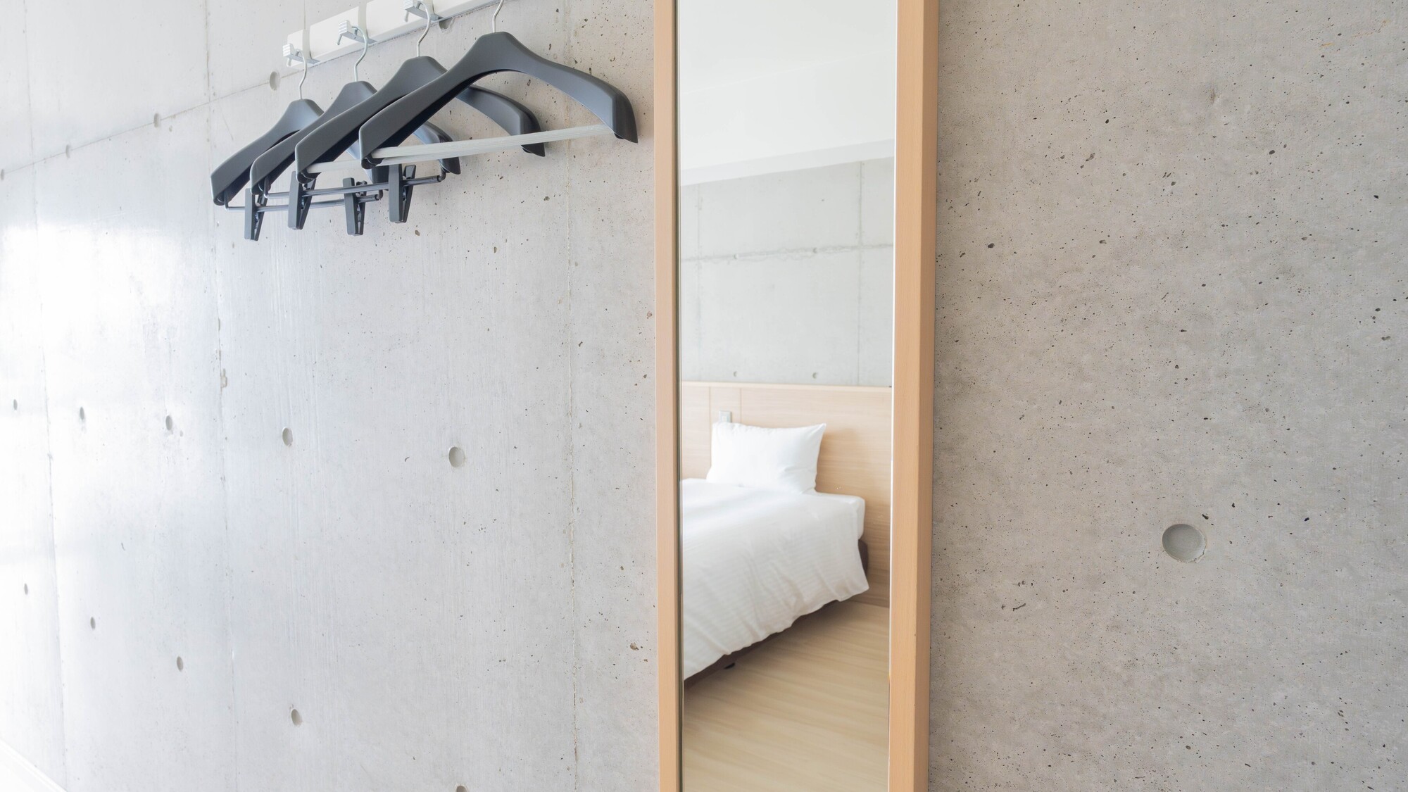 外出前の身だしなみを整えやすい大きな鏡