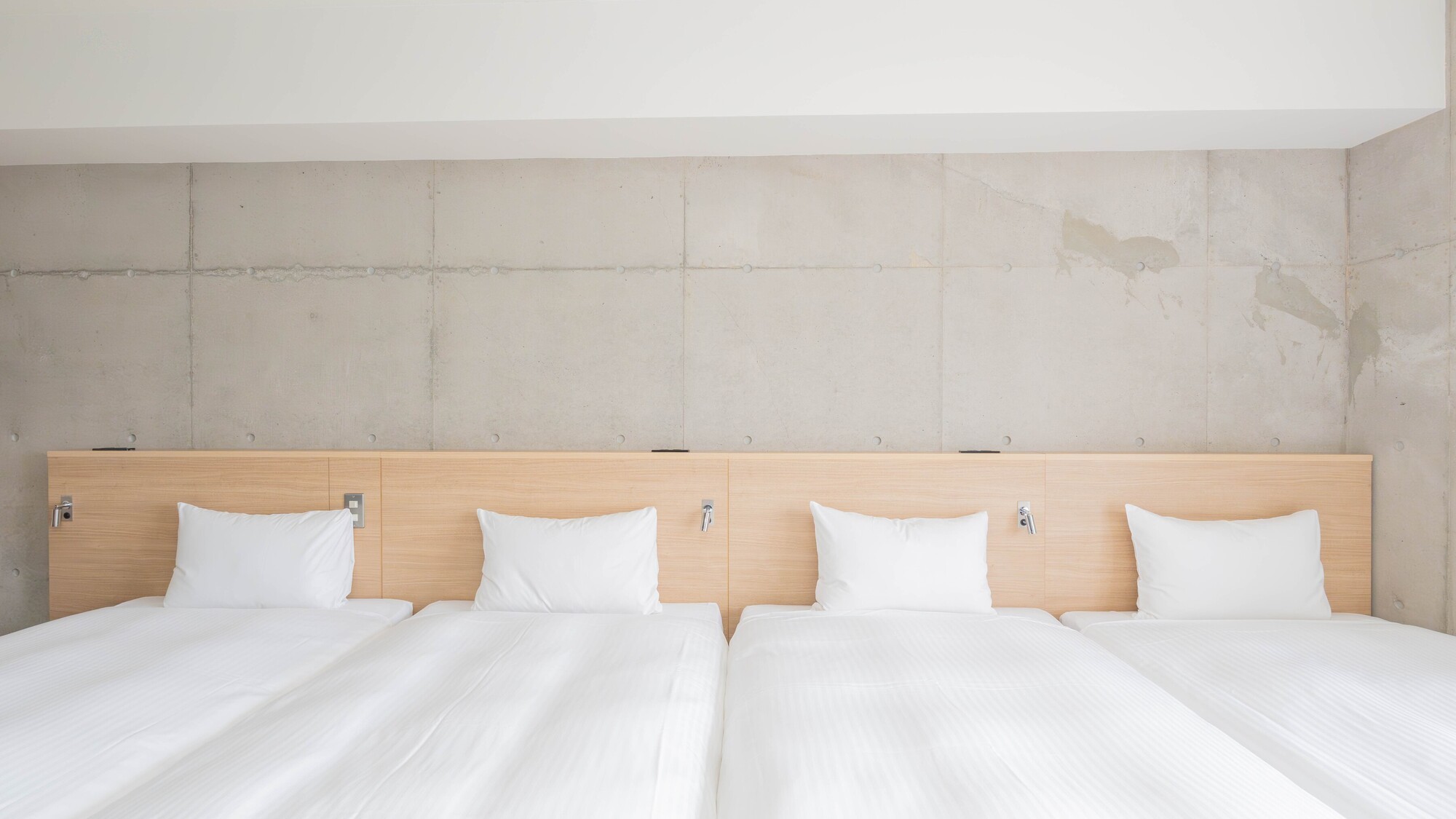 100cm幅のシングルベッドを4台隙間なく並べております