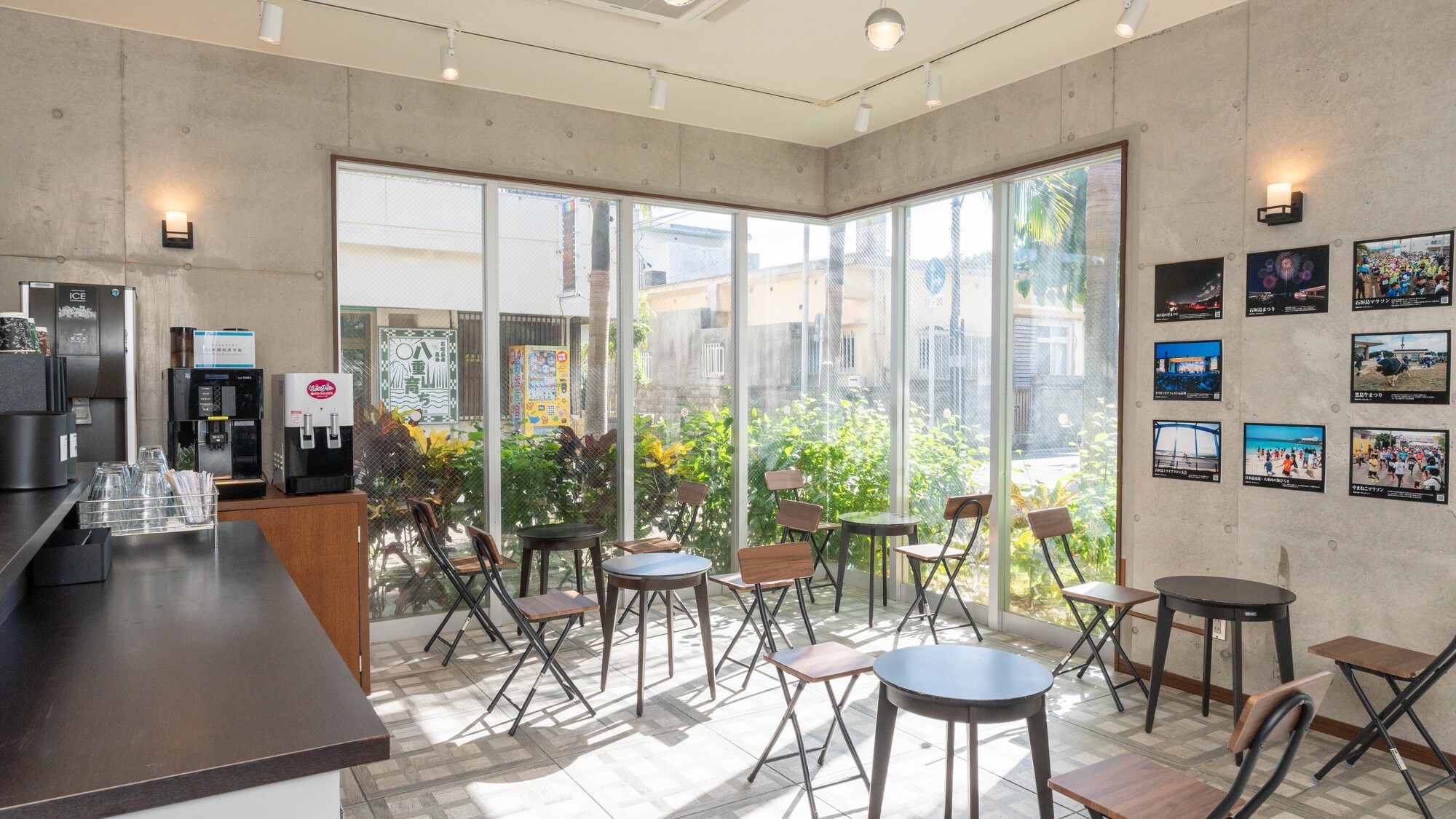 コンド棟：大きな窓から陽光が降り注ぐ開放的なラウンジ