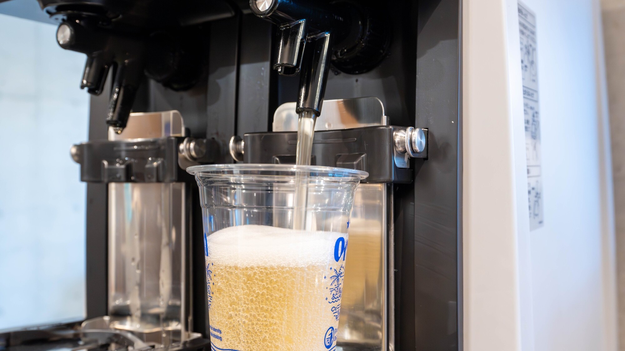 コンド棟：サーバーから注ぎたての強炭酸ハイボールをどうぞ