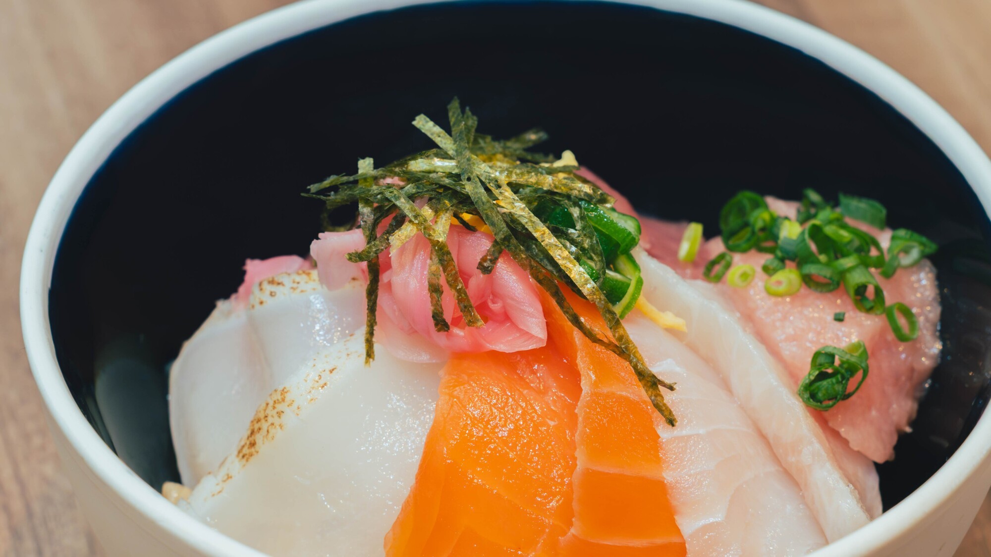 海鮮丼は多くのお客様に愛される看板メニュー