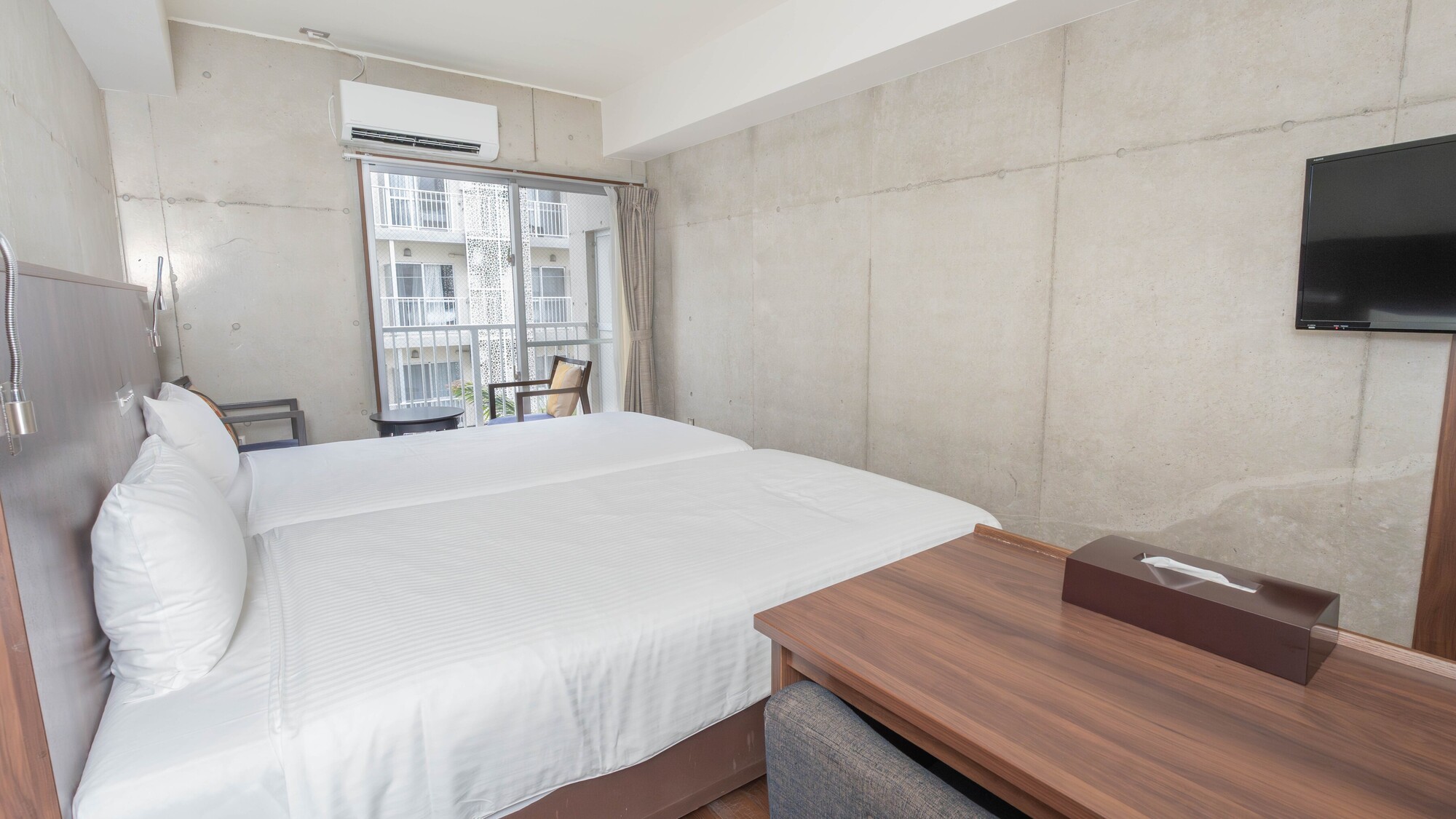 コンクリート打ちっぱなしの壁が映えるデザイナーズ空間