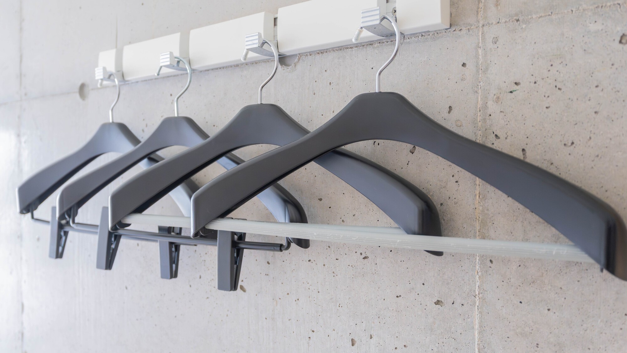 パンツやスカートの収納に便利なピンチ付きハンガー