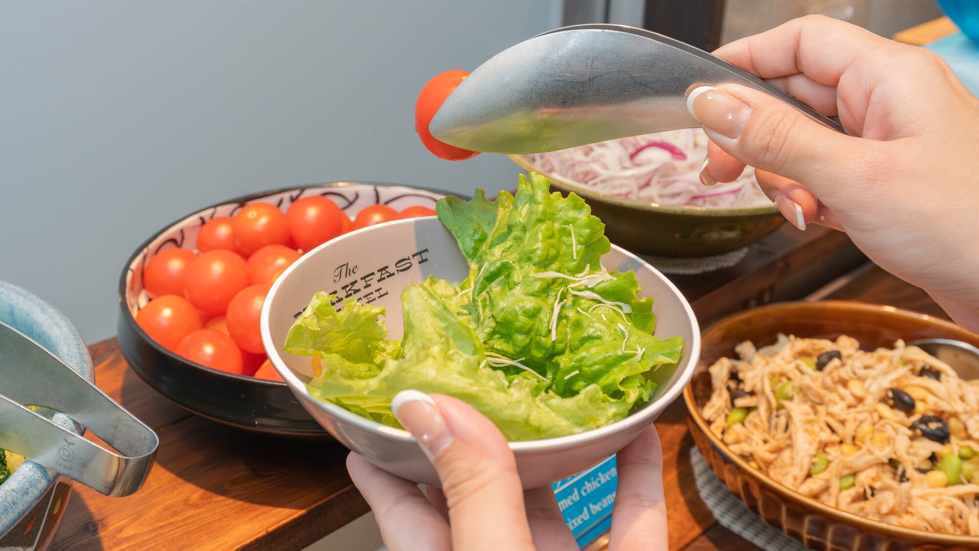 彩り豊かなサラダバーで、ヘルシーな一日の始まりを