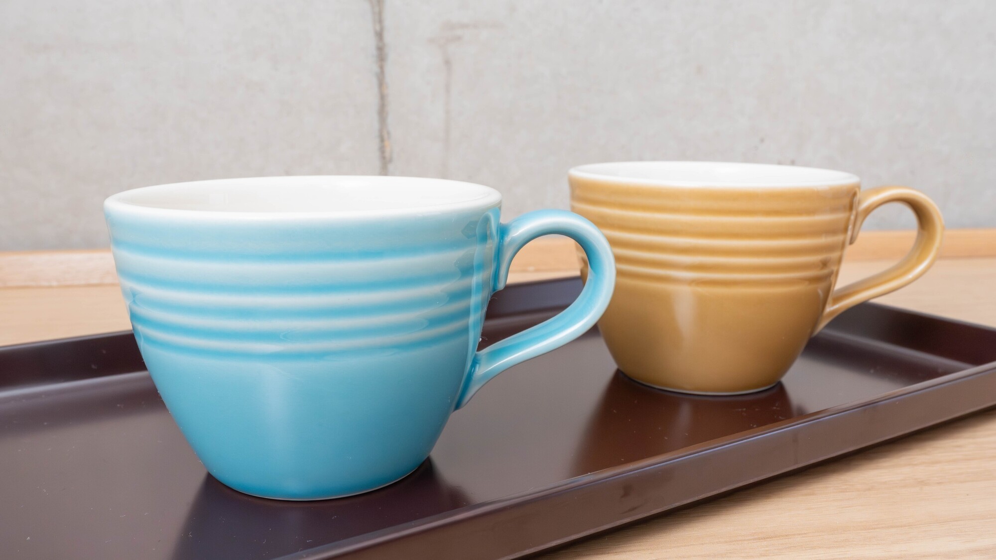 モダンな室内のトーンに合わせたマグカップ