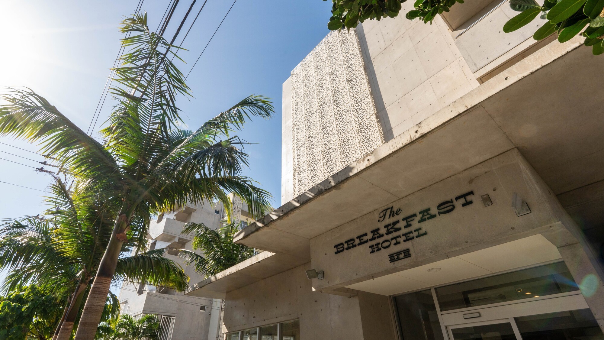 コンド棟：石垣島の空に映えるスタイリッシュな外観