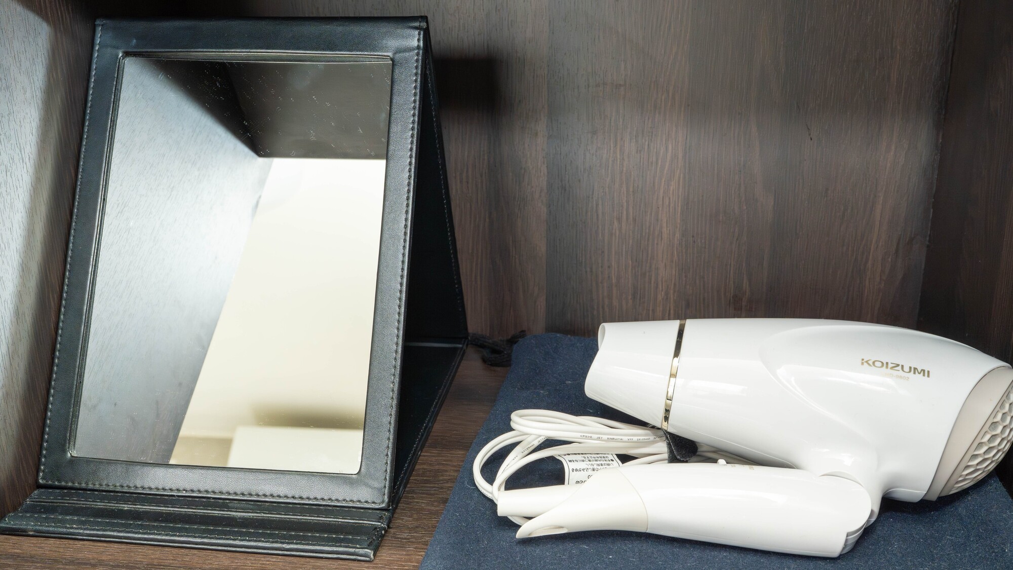 デスク周りにスマートに収納された鏡とドライヤー