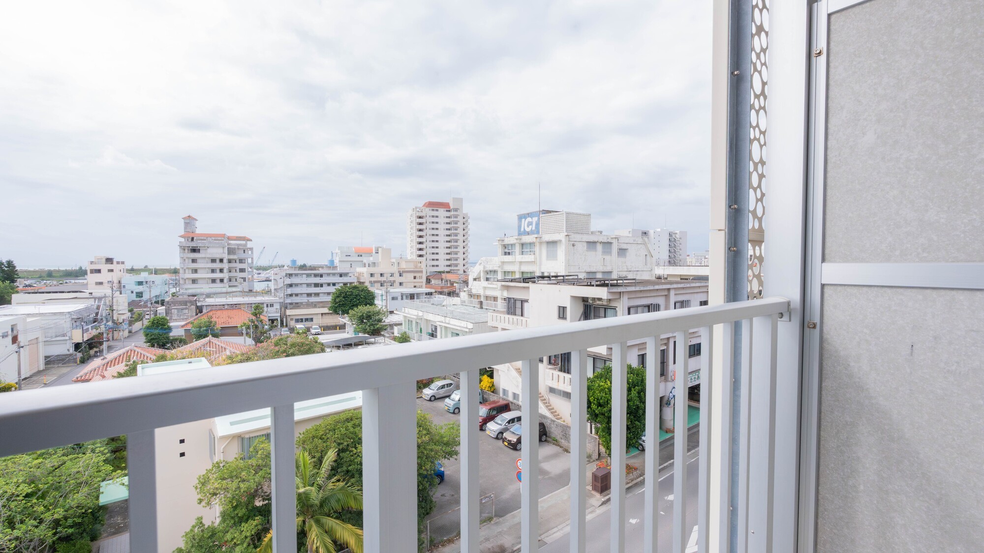 街の景色を楽しめるバルコニー付きのお部屋です