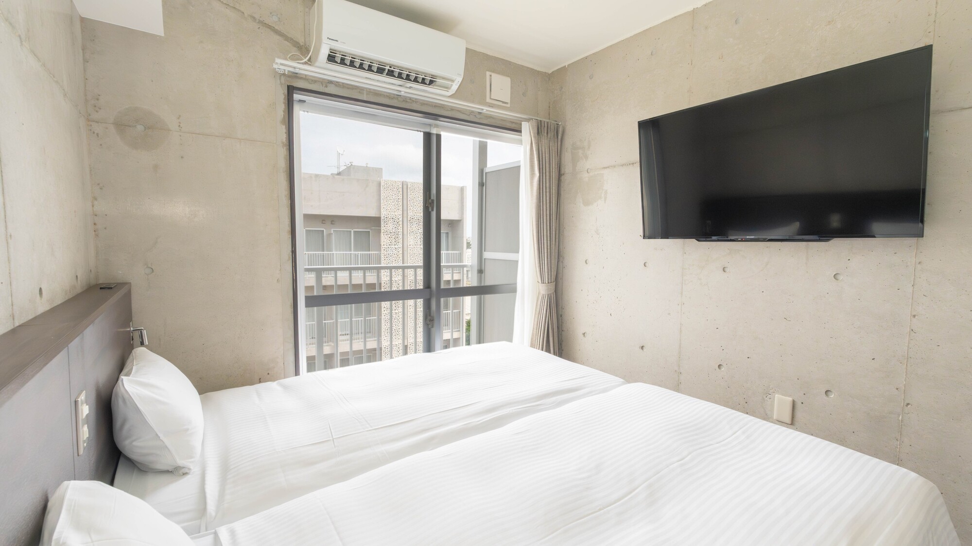 広々ベッドが疲れた体を優しく包み込みます