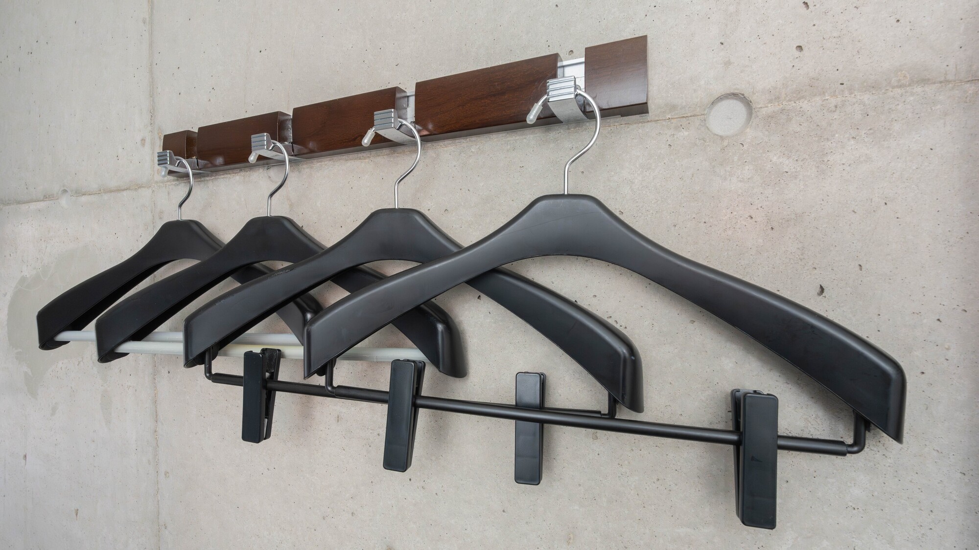 ボトムスもしっかり固定できるピンチ付きハンガー