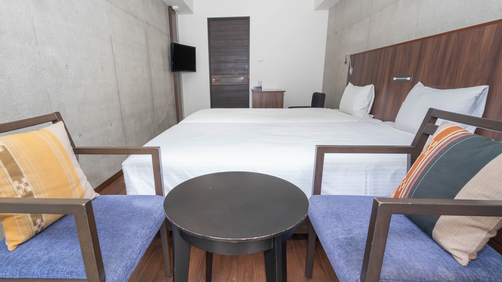 ゆったりと腰掛けられる椅子とテーブルをご用意