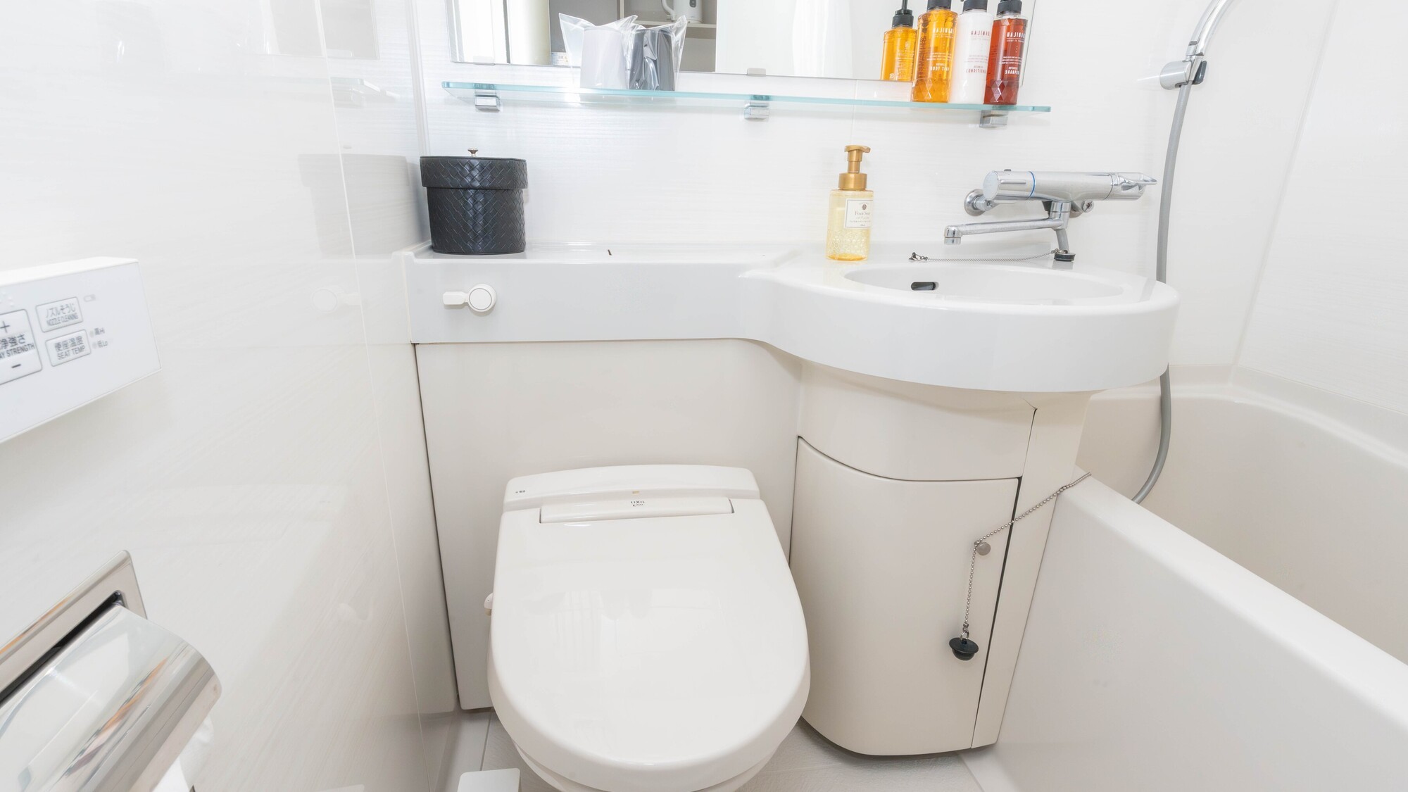 白を基調とした機能的なバスルーム