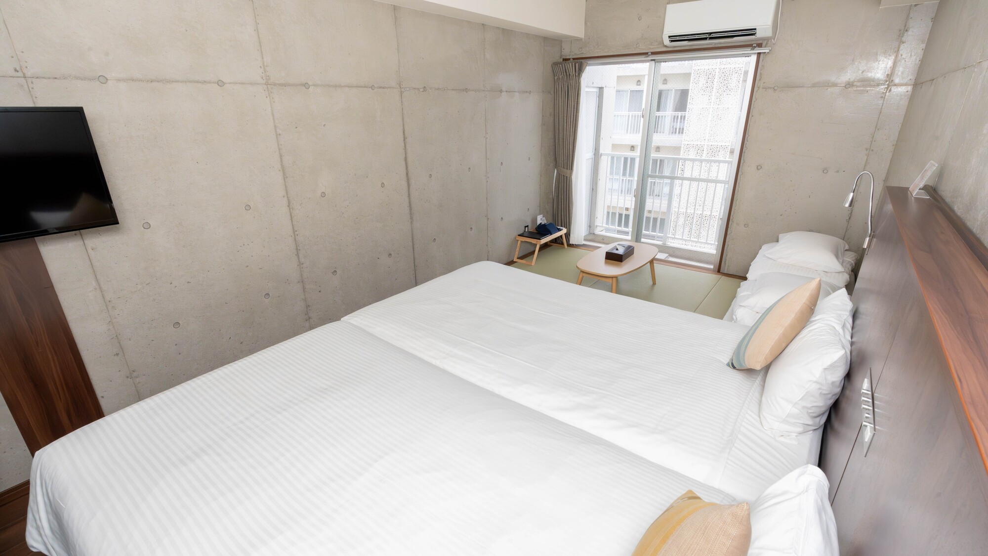 打ち放しコンクリートと畳が調和する安らぎの居室