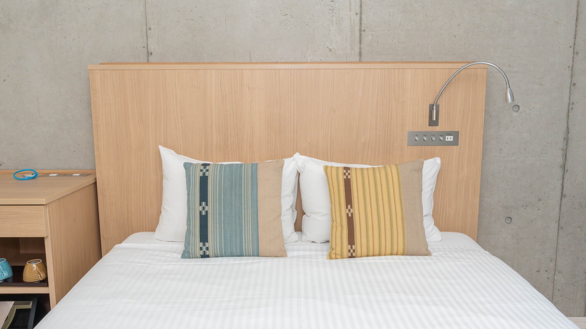 ベッド幅140cmの広々としたダブルベッド