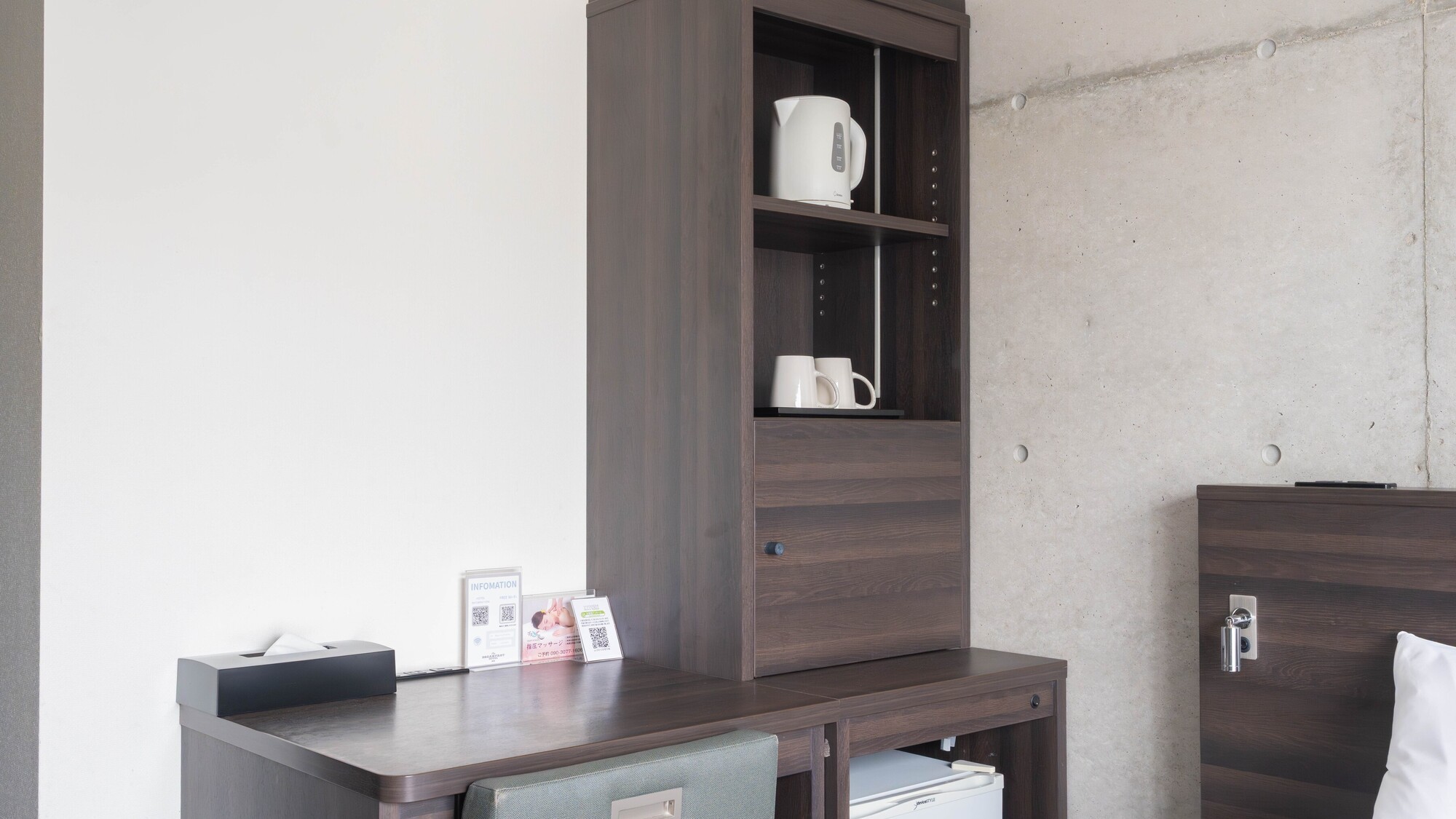 デスクサイドに冷蔵庫や電気ケトルをコンパクトに集約
