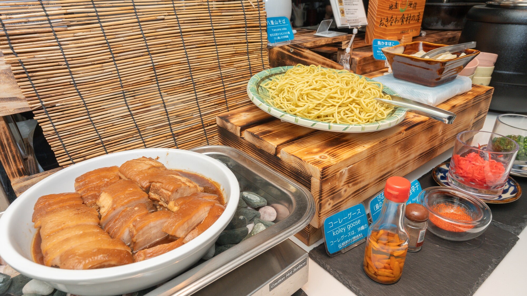 じっくり煮込んだトロトロのラフテーと八重山そば
