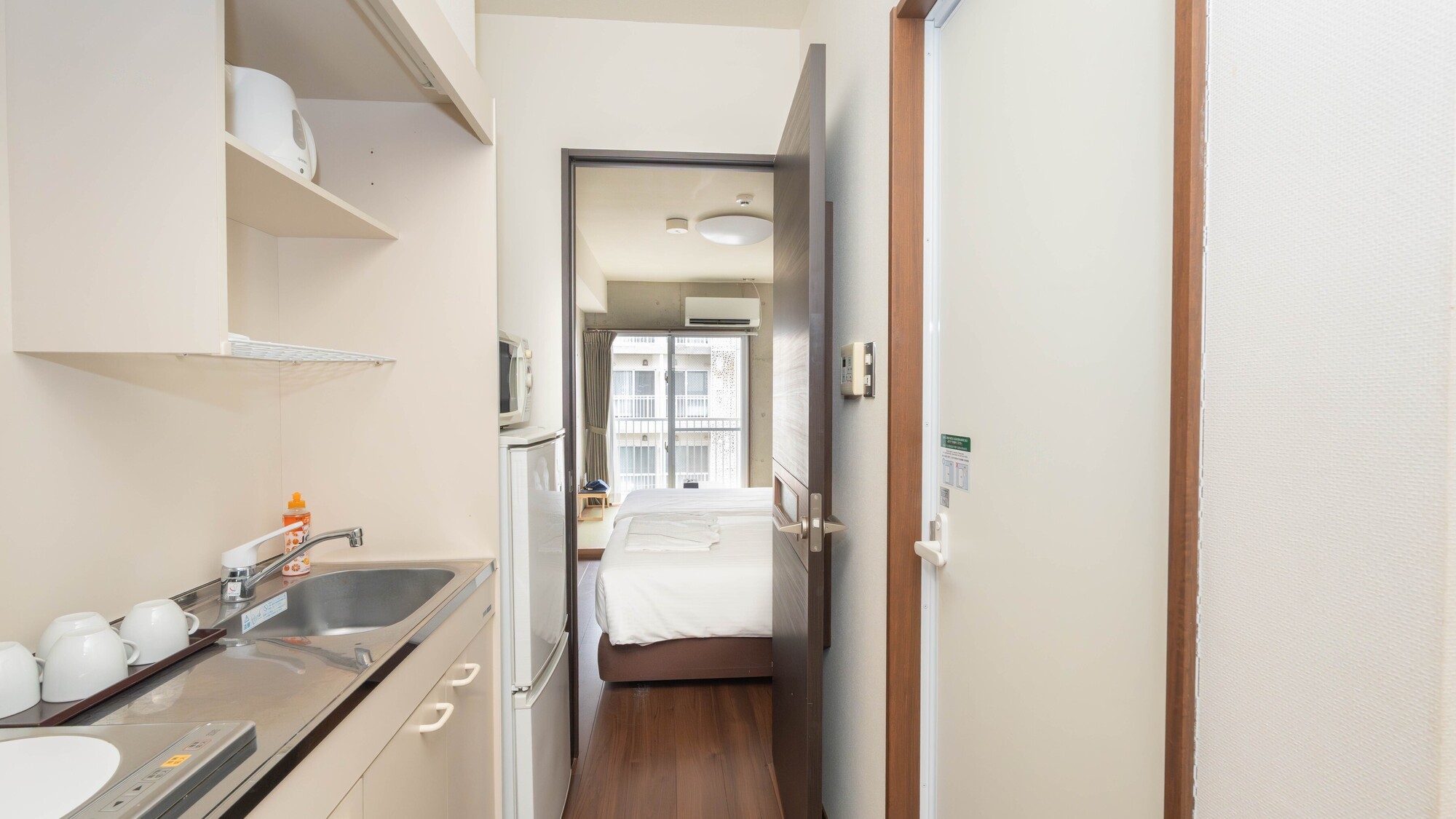 扉を開けるとゆったりとした開放的な空間が広がります