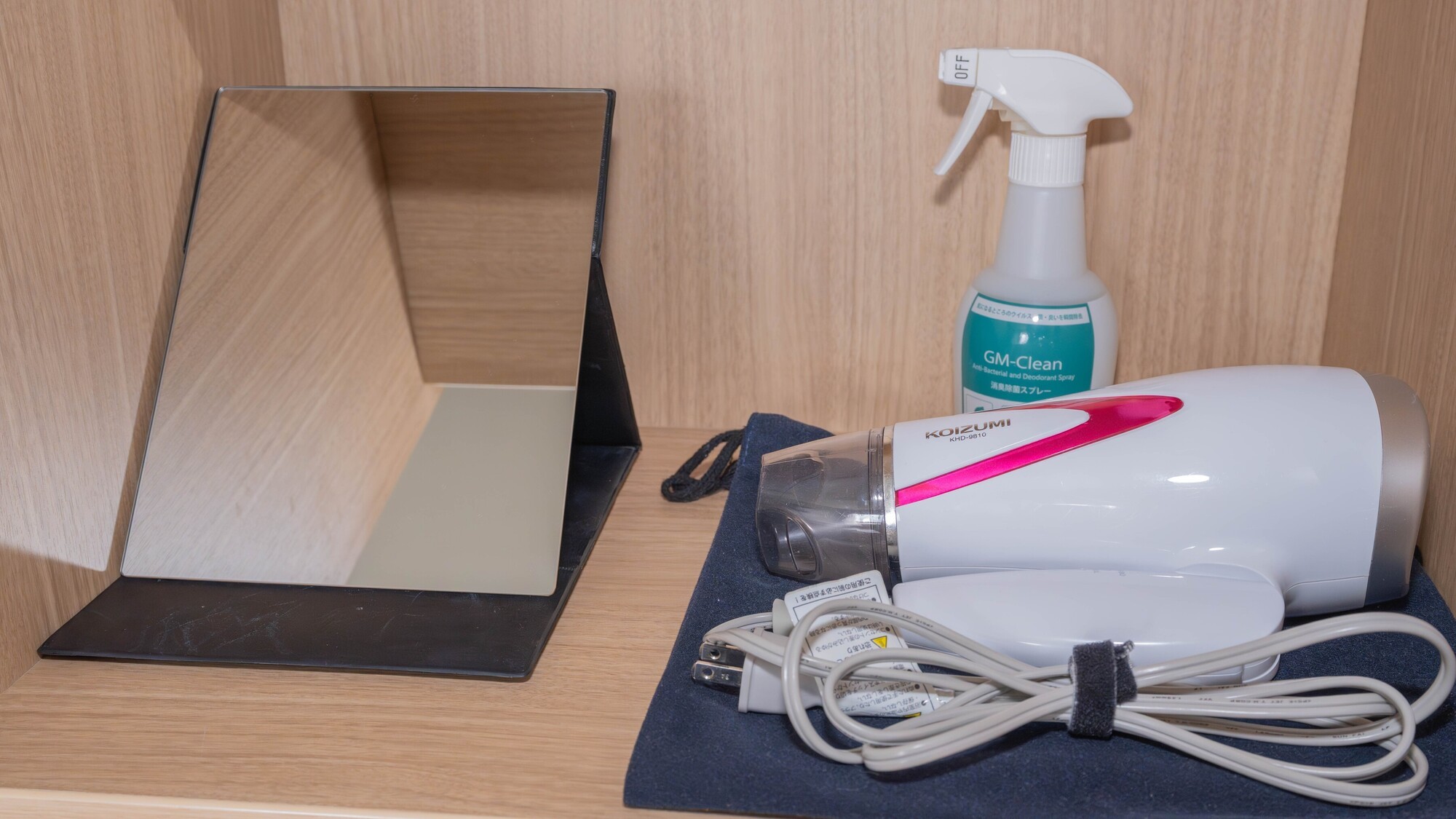 身支度に便利な鏡とドライヤーをデスク周りに配置