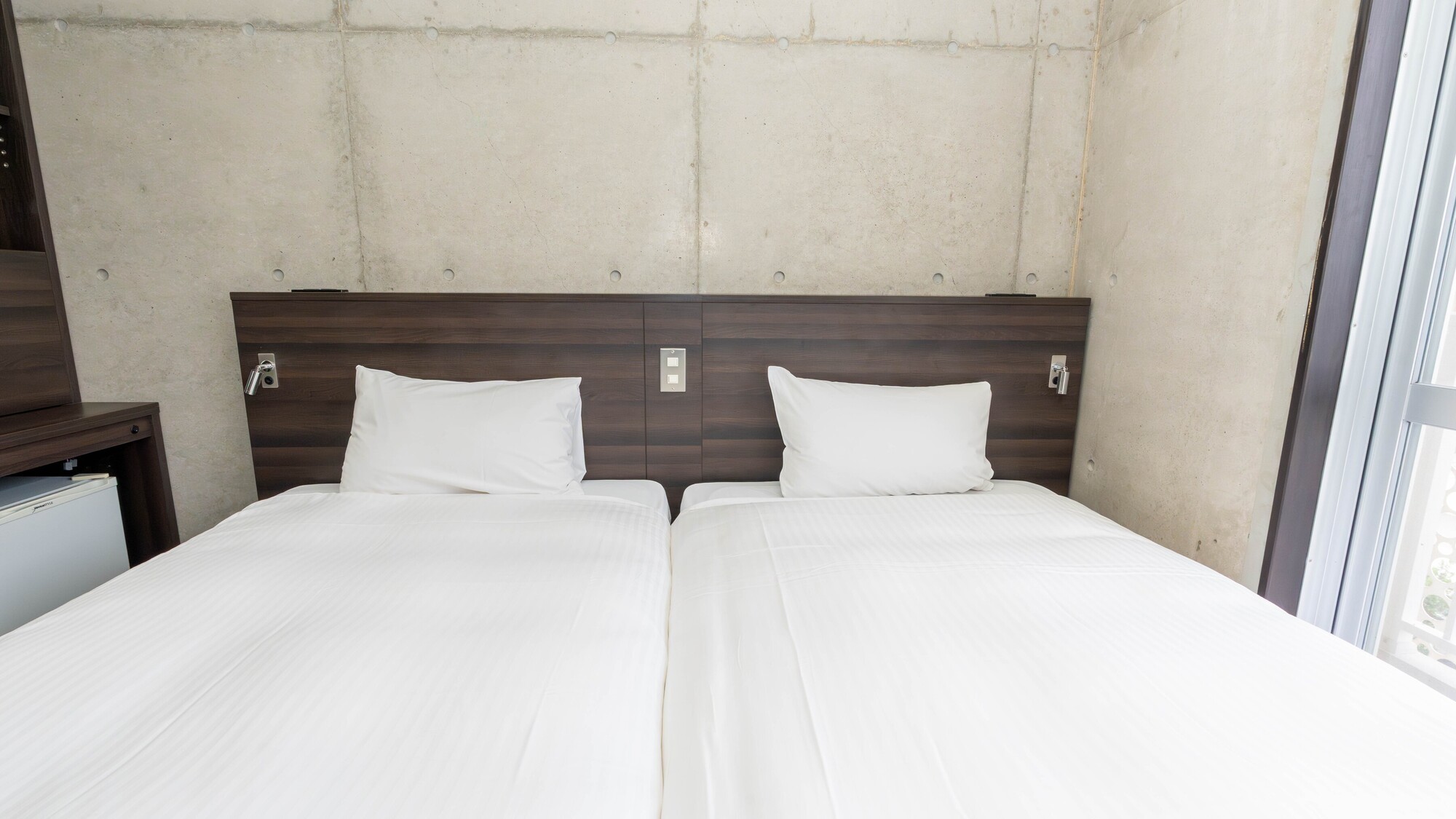 100cm幅のシングルベッドを2台隙間なく並べております