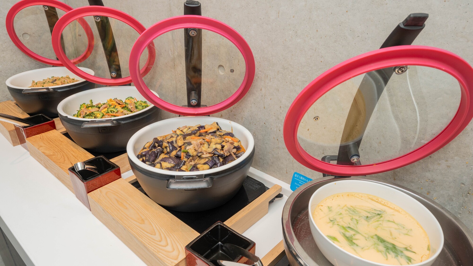 沖縄の家庭の味からシェフこだわりの温製料理まで