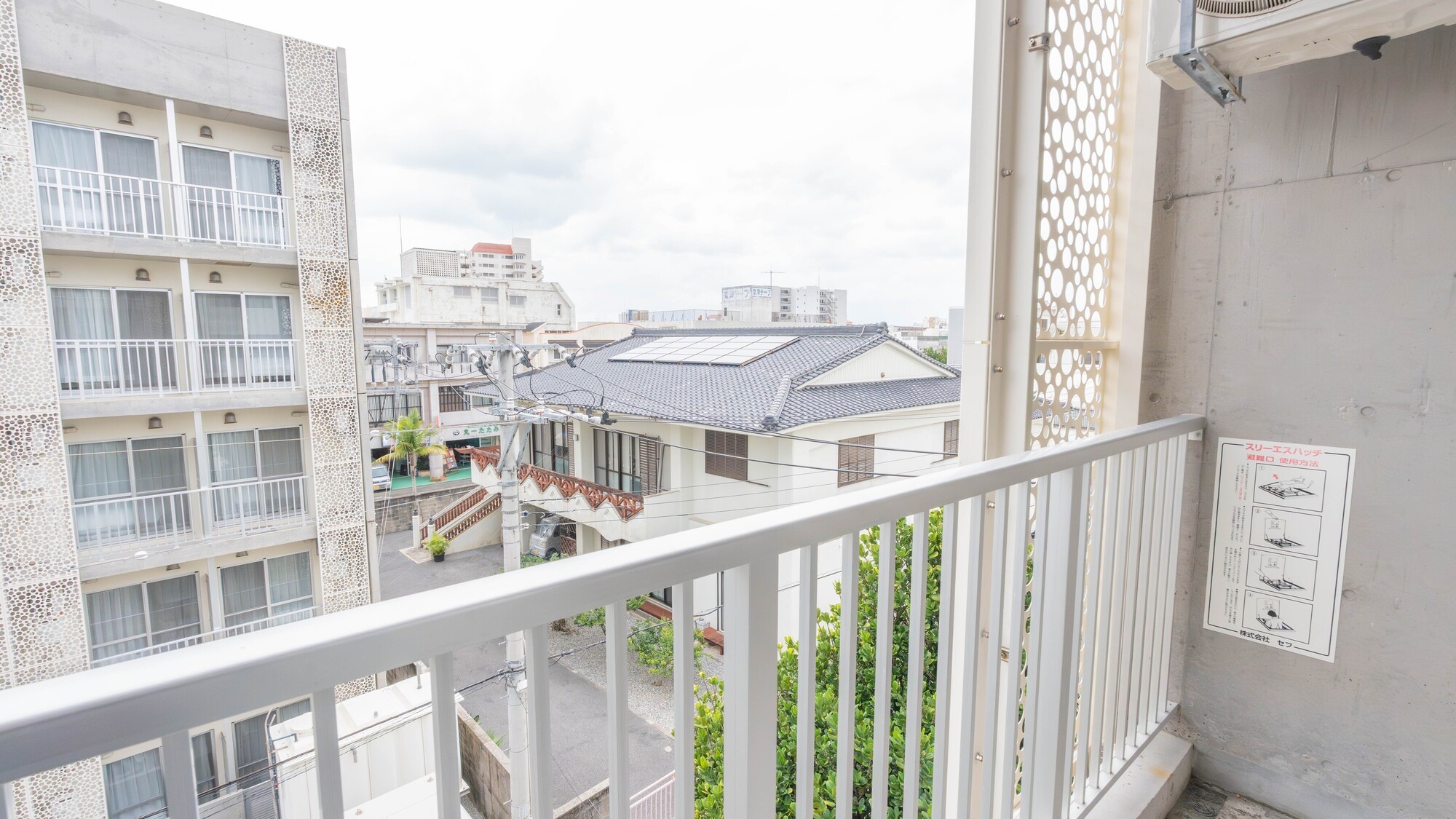 石垣島の心地よい風を感じるバルコニー