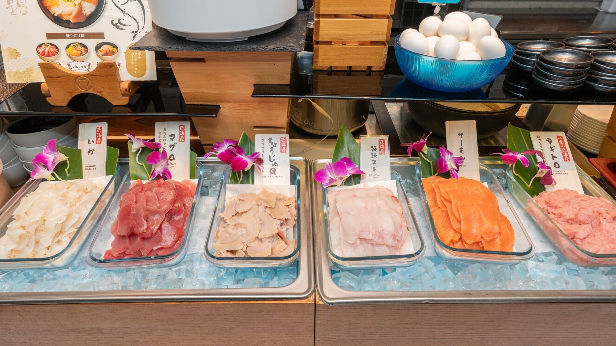 近海で獲れた新鮮な海の幸が贅沢に並びます