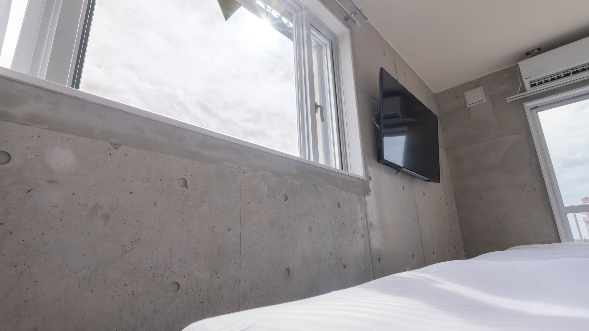 大きな窓から明るい光が広がります