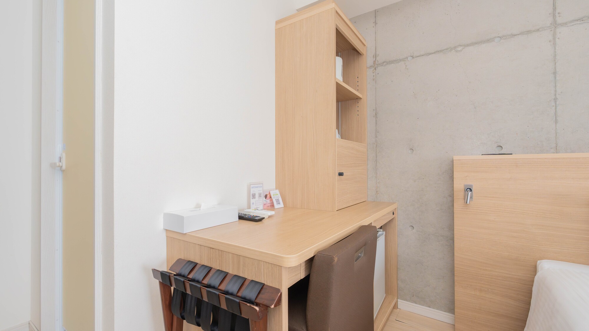 デスク周りに冷蔵庫と電気ケトルをすっきり配置