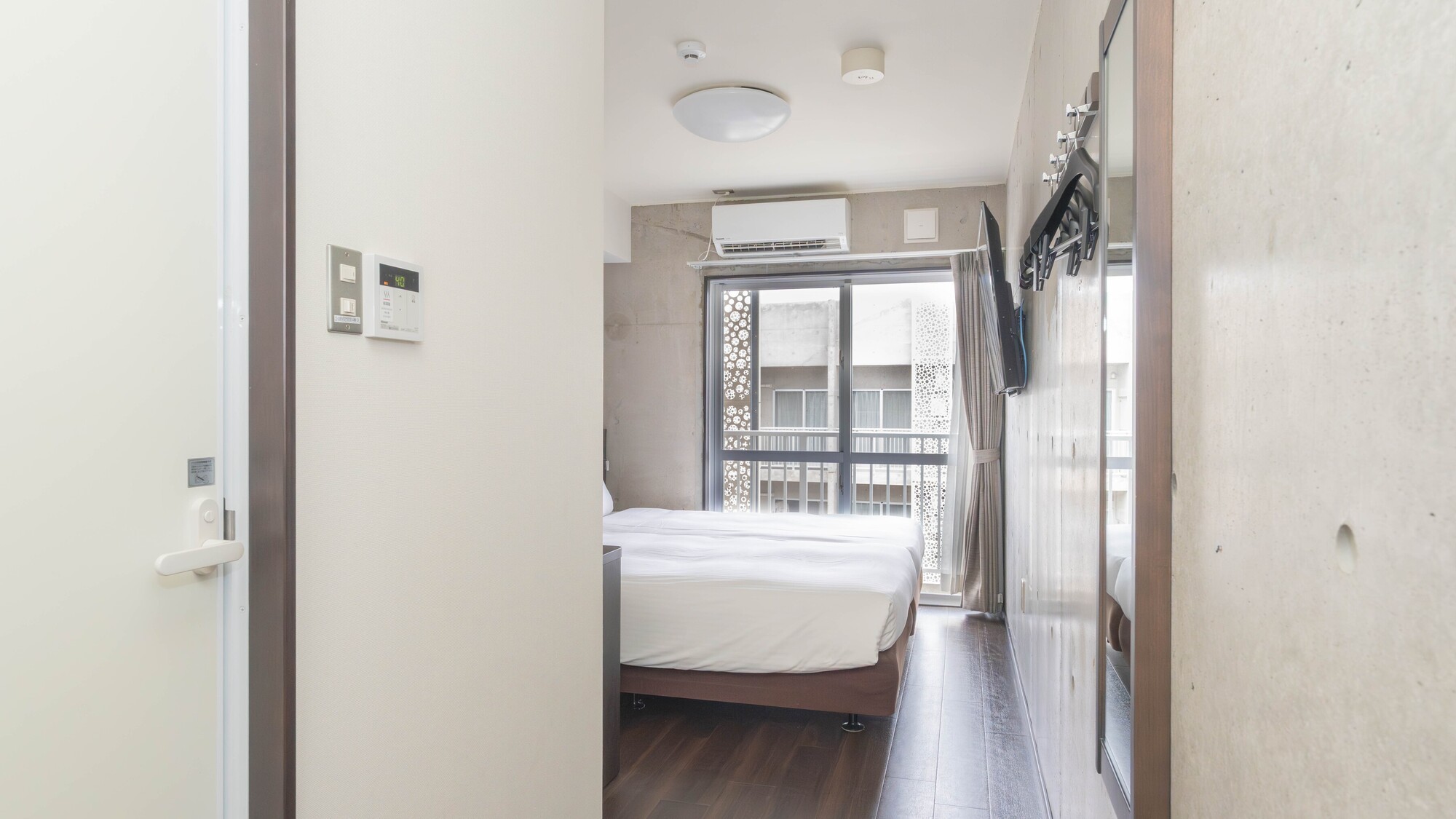 コンクリート打ちっぱなしのモダンな空間がお出迎え