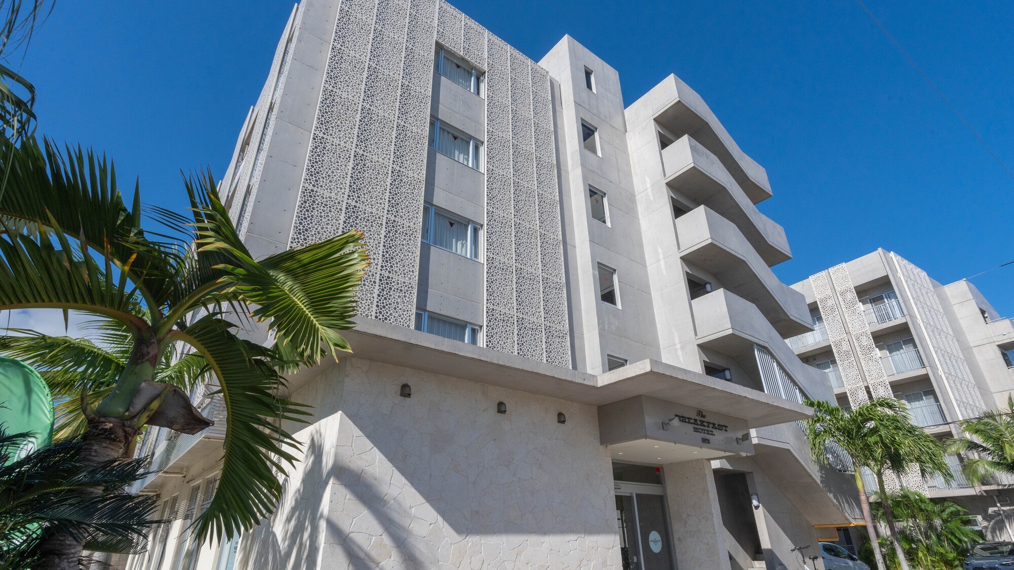 ホテル棟：石垣島の空に映えるデザイン