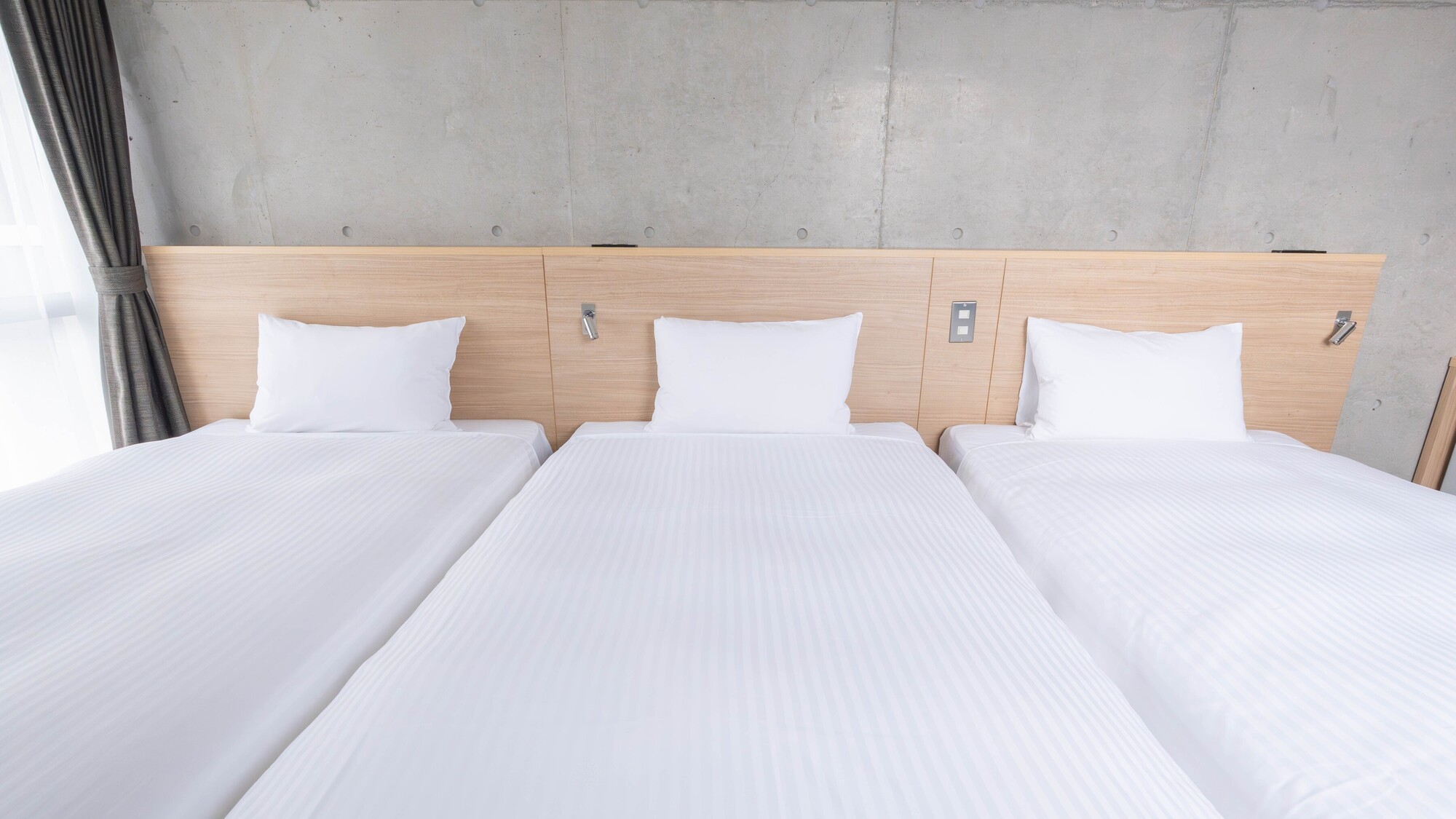 100cm幅のシングルベッドを3台隙間なく並べております