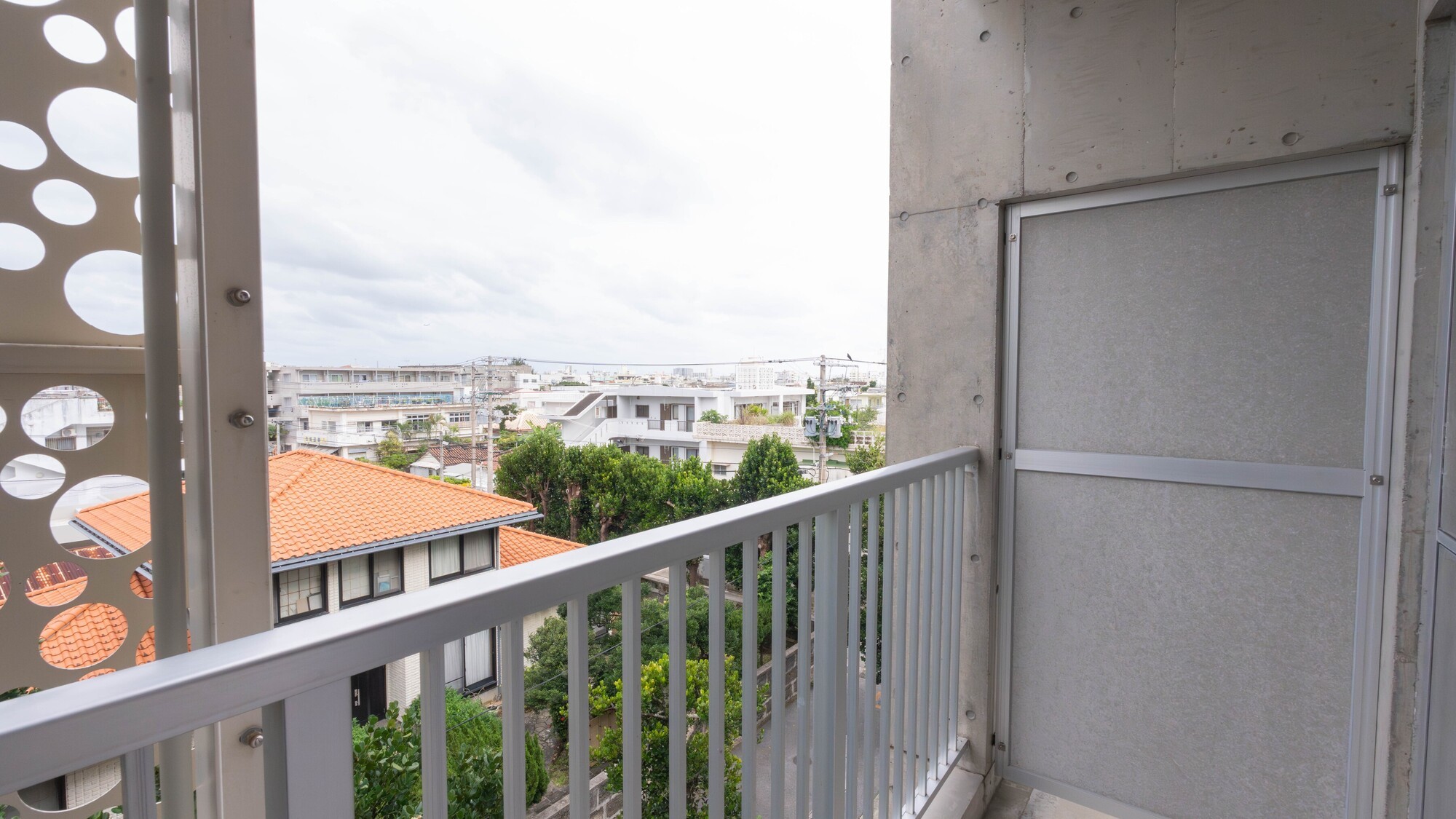 石垣島の穏やかな街並みが広がります