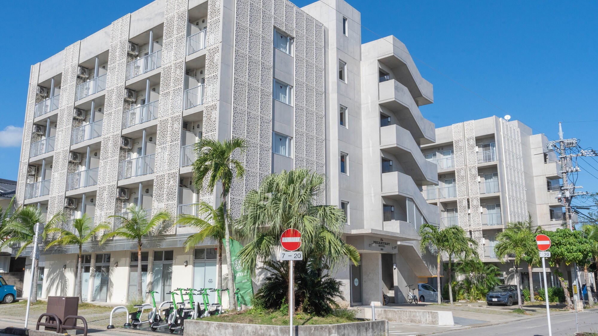 石垣島の青空に映えるスタイリッシュな外観