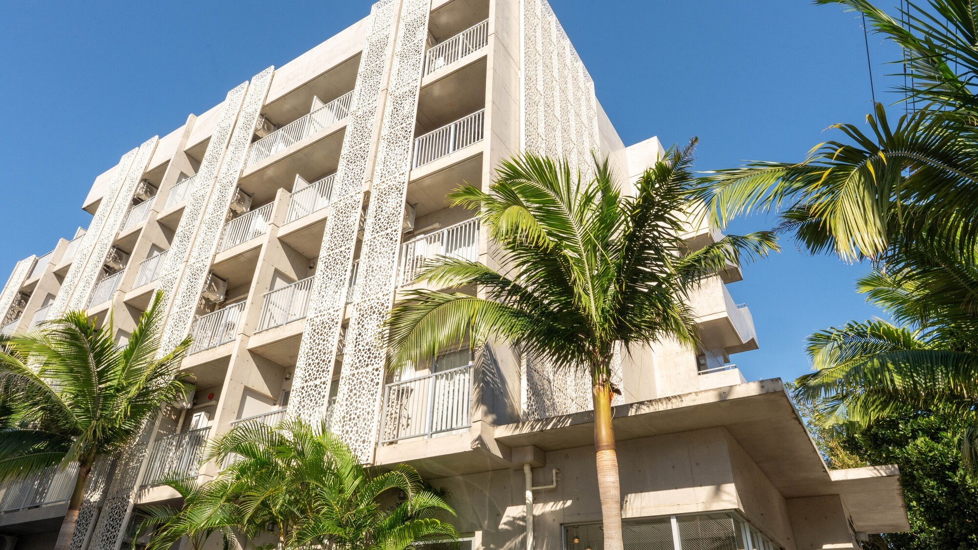 コンド棟：ヤシの木がお出迎え、石垣島の風を感じる暮らすような旅の拠点へ