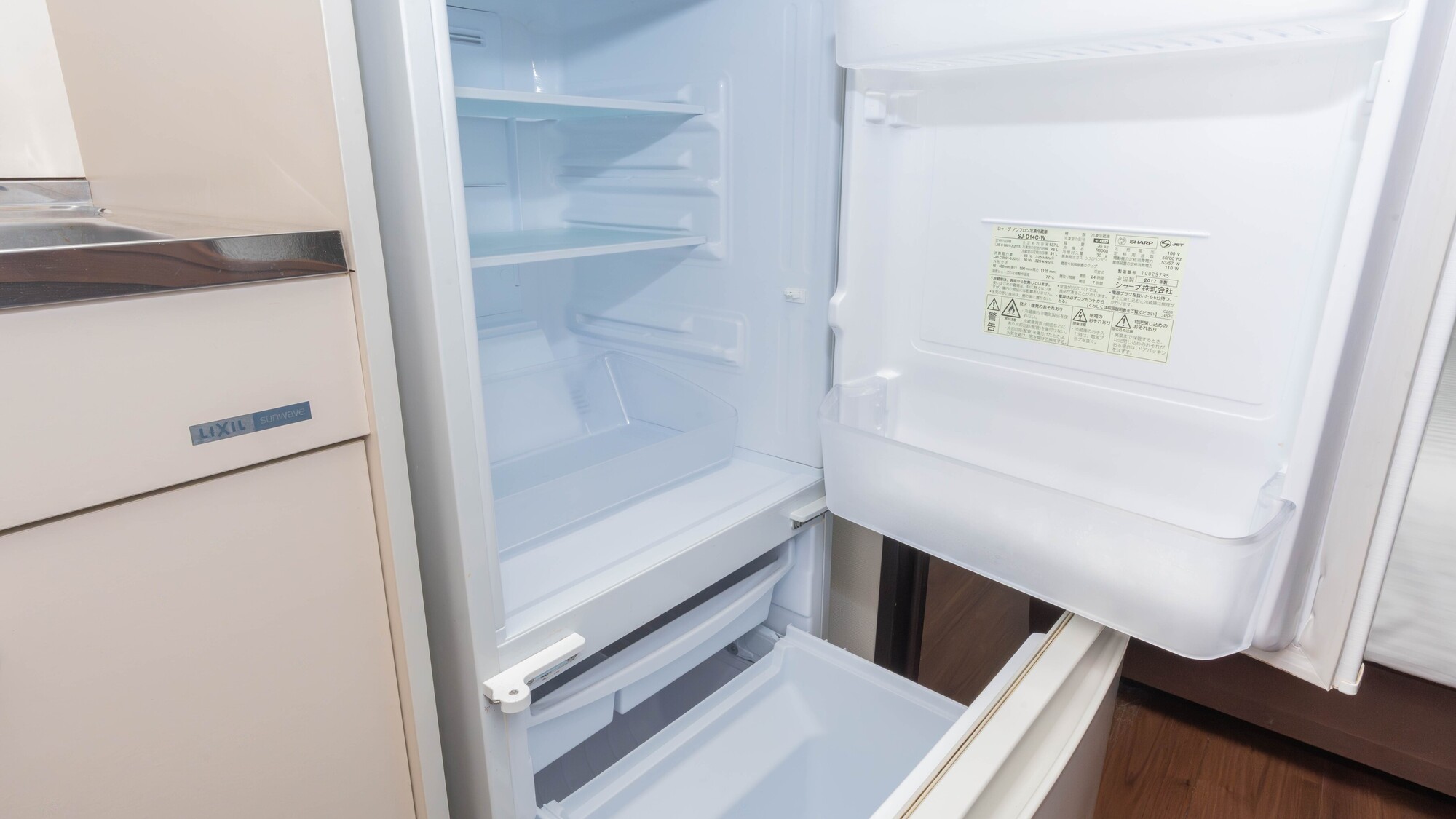 長期滞在にも嬉しい冷凍庫付きの2ドア冷蔵庫
