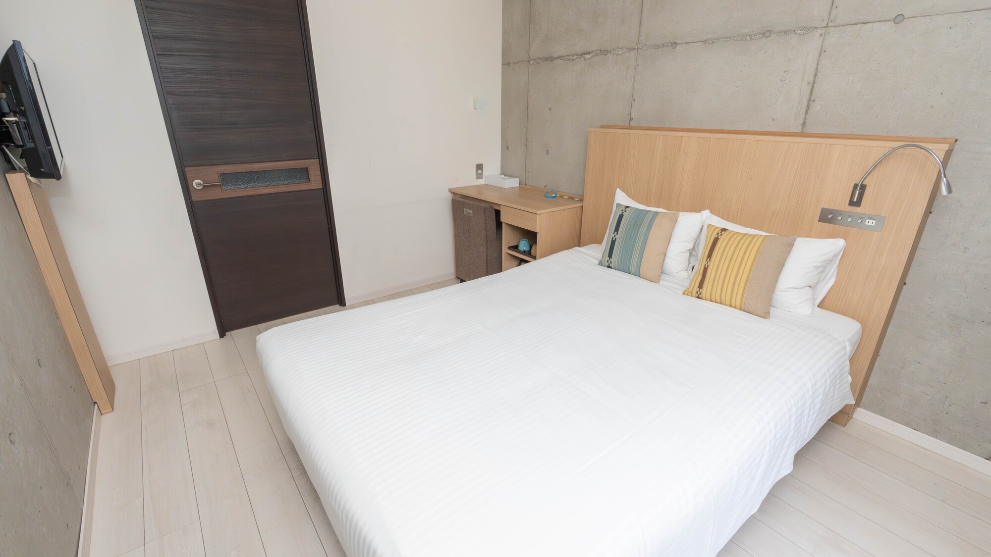 18㎡の空間にダブルベッドとデスクを機能的に配置