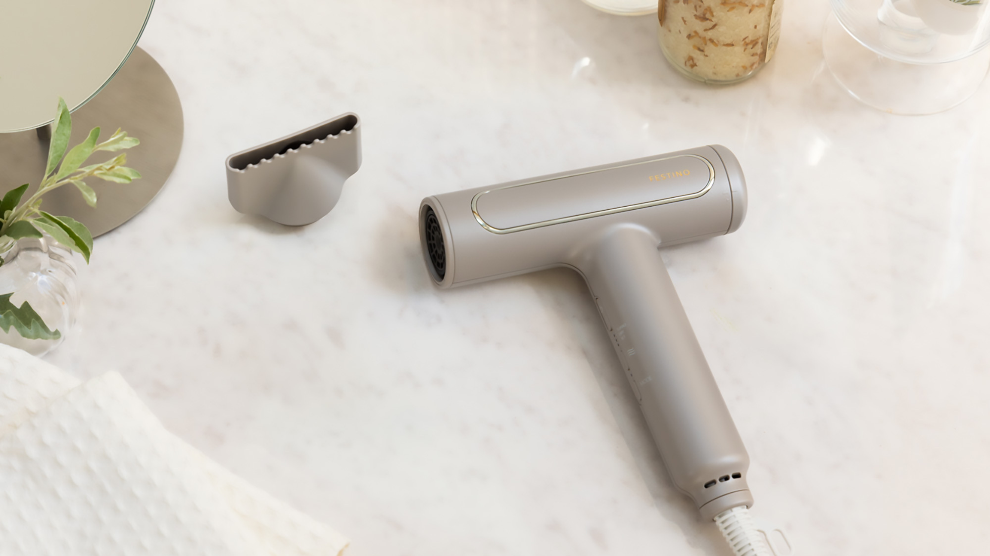 【ツヤモイストドライヤー】乾かすだけでなくツヤ出しから地肌ケアまでできるドライヤー