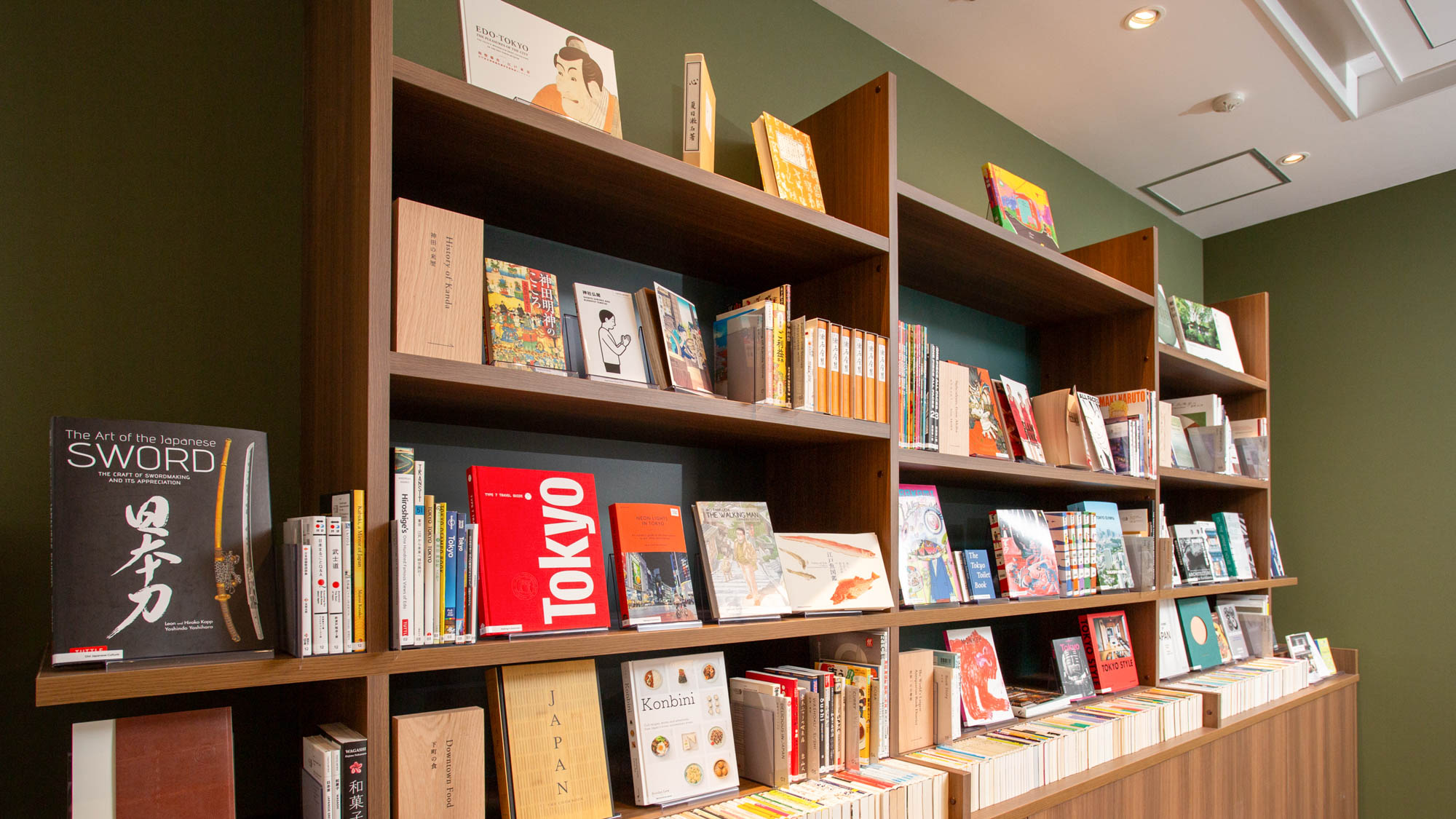 【ライブラリーカフェ】プロの選書家が選んだ本を100冊以上設置。フリードリンクと共にご利用ください。