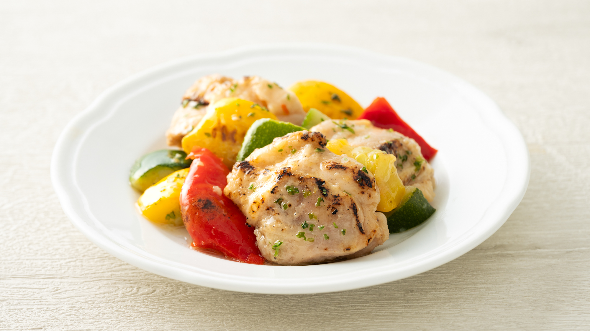 （日替わり）ジューシーなチキンと彩り豊かな野菜をバジルの香りで引き立てた爽やかな一品。