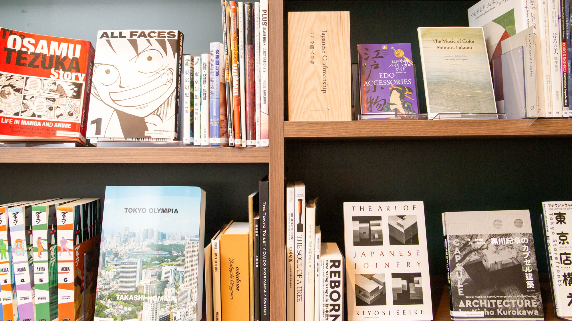 【ライブラリーカフェ】東京やアニメに関連する書籍や写真集など、神田にまつわる本をセレクト。