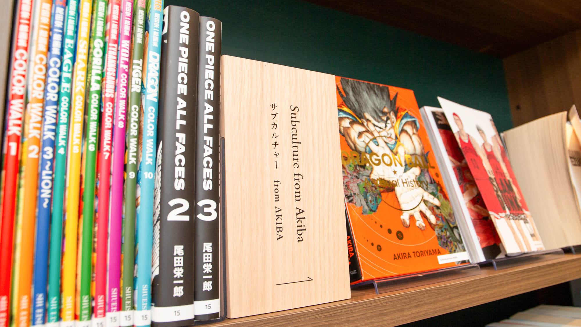 【ライブラリーカフェ】東京やアニメに関連する書籍や写真集など、神田にまつわる本をセレクト。